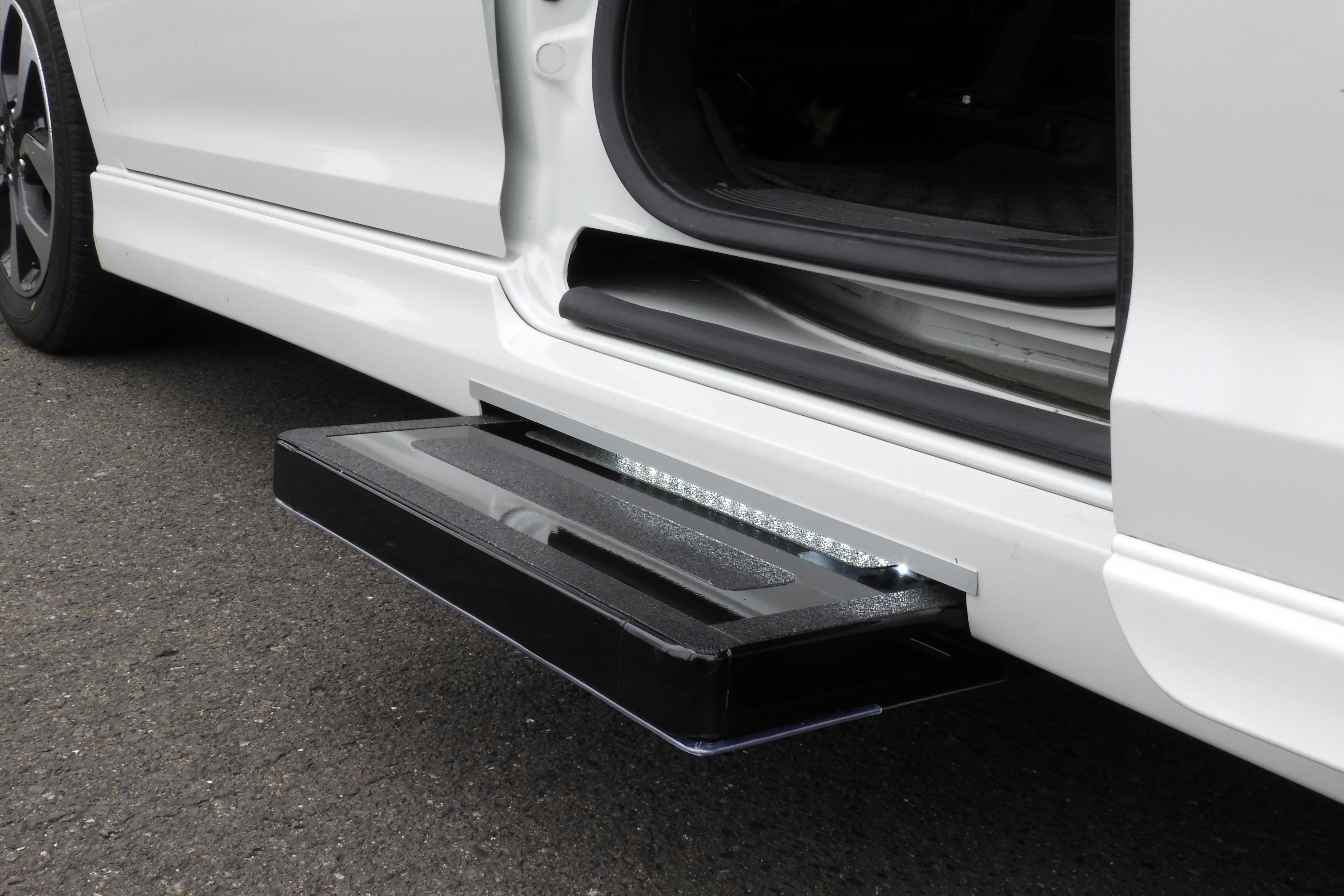 普通のクルマを福祉車両に改造 乗り降り補助ステップという福祉車両改造事例です 広島県 岡山県の福祉車両 介護車両の改造専門店 広島県オートフォーラム