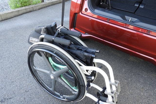 バッテリー上がり防止にプリウスで使用、介護用車椅子、収納装置
