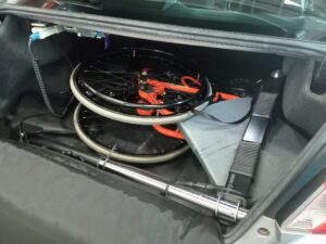 トランクタイプのスバル車に自走式折畳み車いすを収納したいとのご相談を頂きました